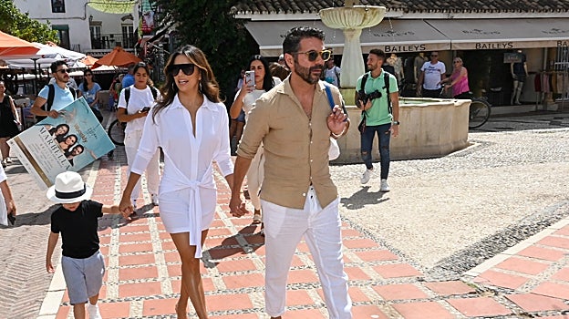 Eva junto a su marido José Bastón y su hijo Santiago hace unos días por las calles de Marbella