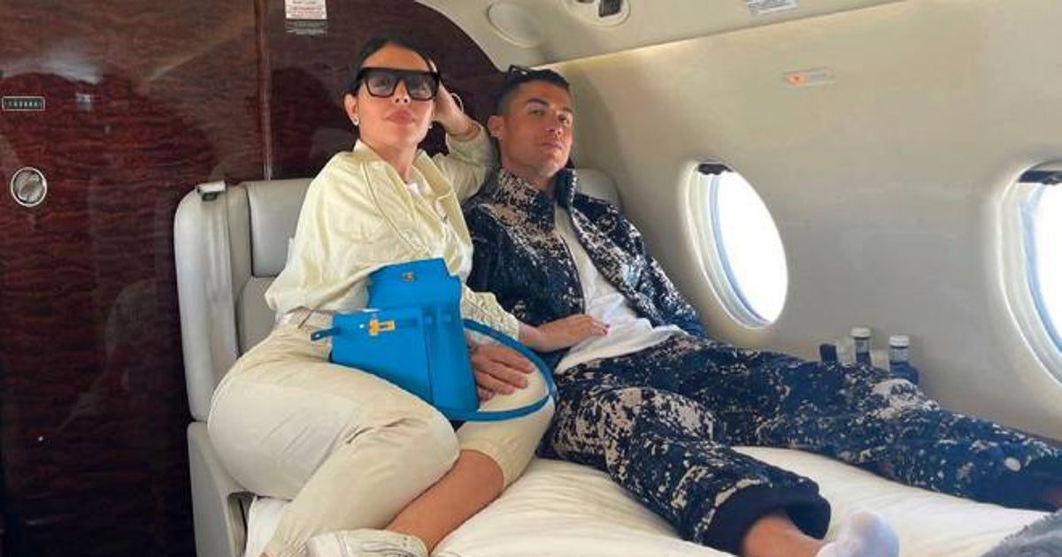 Cristiano Ronaldo junto a su pareja, Georgina Rodríguez, en su avión privado