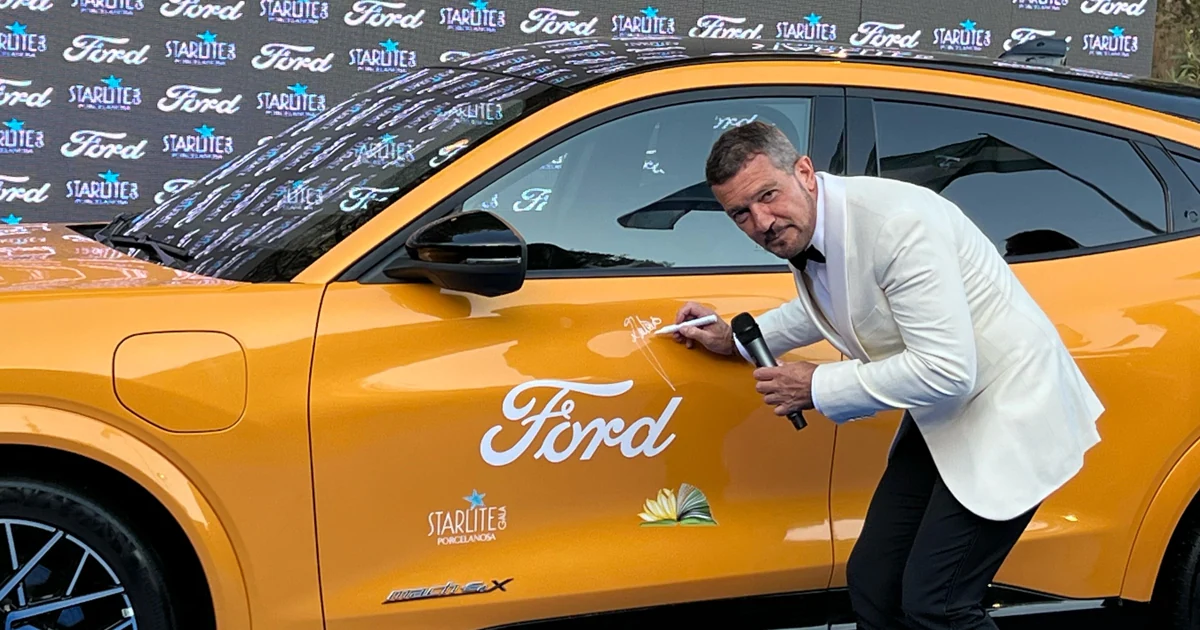 Antonio Banderas firmando el Ford