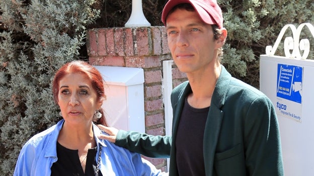 Lourdes Ornelas y su hijo Camilo Blanes en la puerta del domicilio de este en Torrelodones