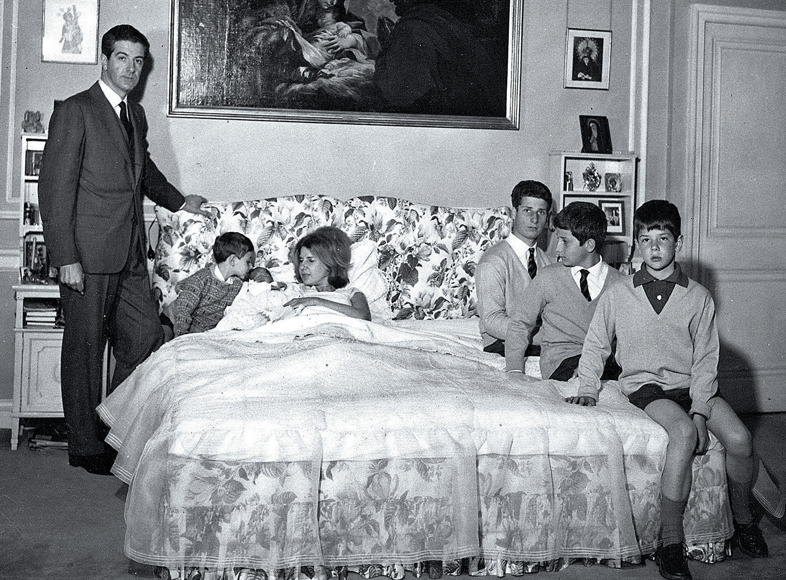 La familia con el quinto de sus hijos, Cayetano recién nacido, en abril de 1963. El actual conde de Salvatierra reveló en 2019 las hondas secuelas de lo que, en sus palabras, fue una infancia indeseable. El origen de su desolación, según dijo, llegó con el fallecimiento de su padre. «No se nos dejó despedirnos de él. Fue horrible. Me causa un dolor… Cómo nos engañaron. Estuve rezando con mi hermano Fernando durante 10 días para que se curara nuestro padre. Tristemente se había muerto ya sin que los supiéramos ». Sostiene que su fallecimiento supuso para él una pérdida de su identidad.