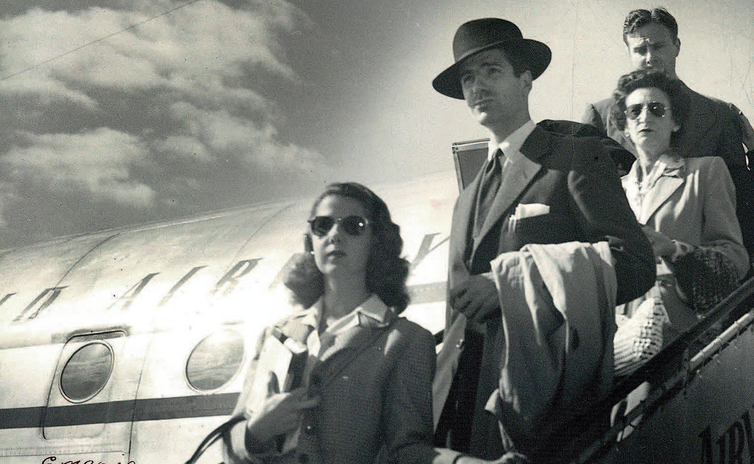 Instante del aterrizaje en La Habana de la pareja durante el viaje de novios, diciembre de 1947. Al día siguiente de su boda emprendieron una luna de miel de seis meses que les llevó por Europa y depués por América. Cayetana regresó embarazada de aquel viaje. 