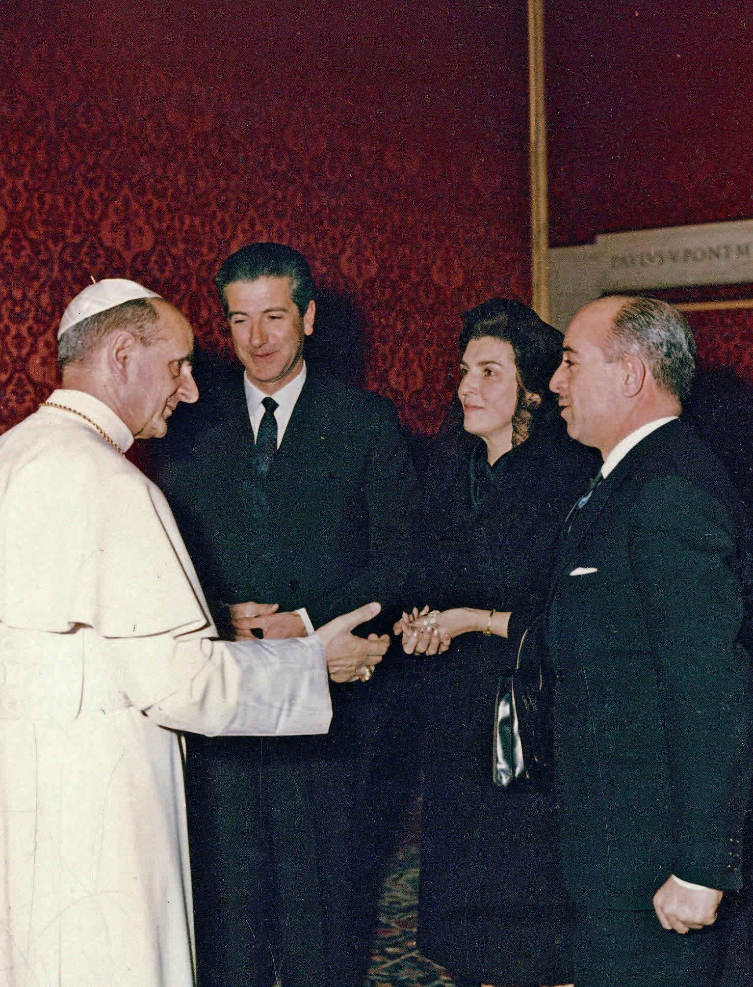 Saludando al Papa Pablo VI con el matrimonio Muñoz Seca, en febrero de 1964. Luis Martínez de Irujo compartió con su esposa una honda religiosidad, que Cayetana de Alba. consiguieron casarse ante el altar mayor de la Catedral de Sevilla, donde hasta entonces solo se habían celebrado nupcias de miembros de la Casa Real. Al término de su boda, los ya esposos fueron a la Iglesia de La Macarena a rezar y ofrecer el ramo de la novia antes de retirarse a pasar su primera noche juntos.