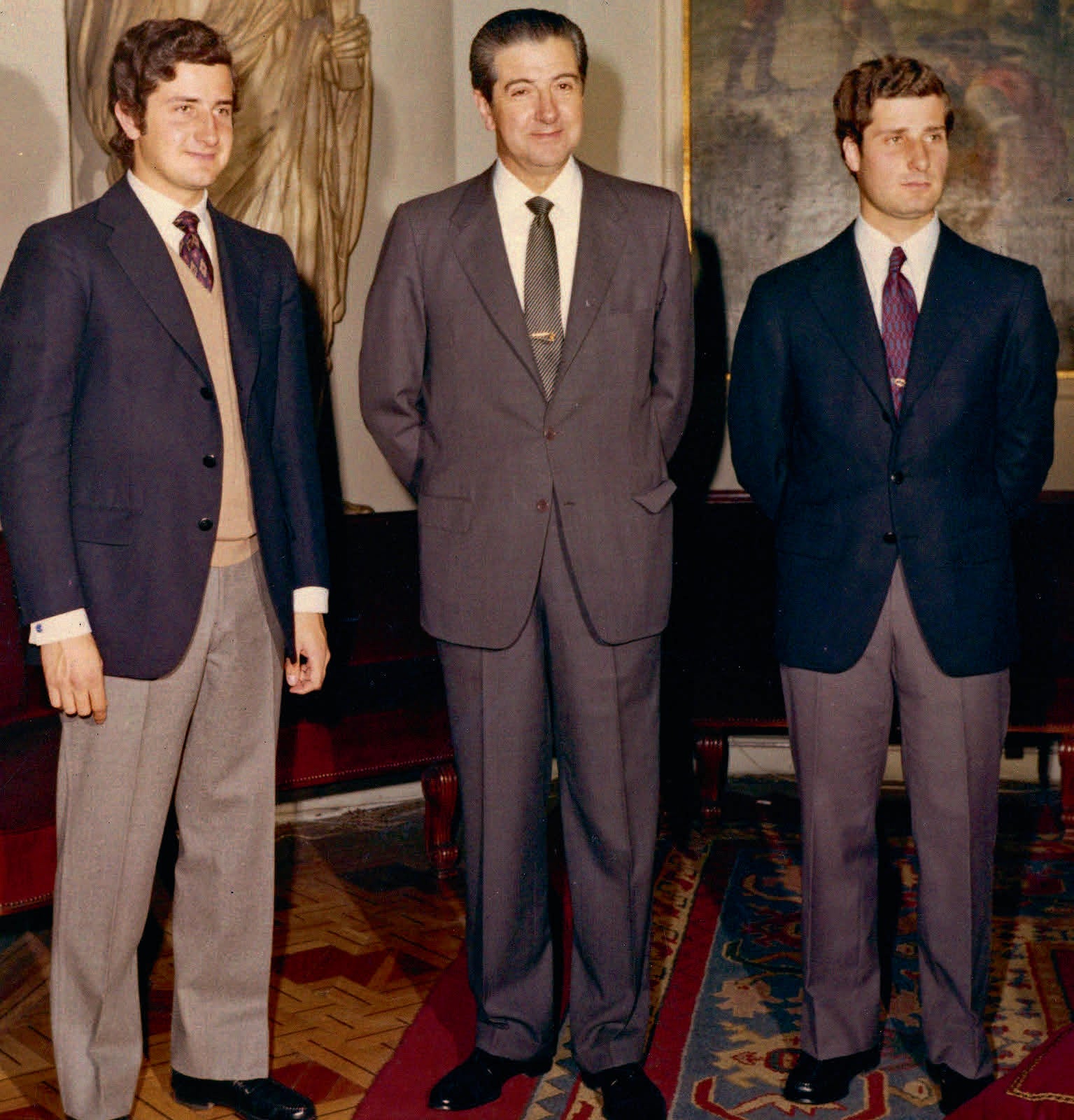 Luis Martínez de  Irujo flanqueado por sus hijos mayores, Carlos y Alfonso.  El primero, actual duque de Alba y guardián del legado de la Casa, se licenciaría en derecho y contrajo matrimonio con Matilde Solís, aunque se separaron en el año 2000 en medio de profundas turbulencias. Alfonso, duque de Híjar, se casó a finales de los años 70 con María de la Trinidad de Hoenlohe-Langenburg, descendiente de la nobleza germana, de la que se divorciaría en 1987.