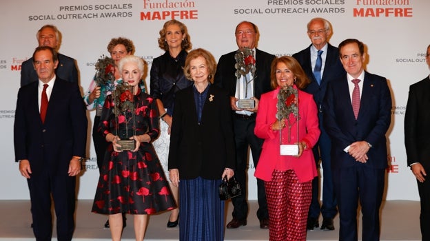 Doña Sofía junto a Carolina Herrera ( izda) y Ana Botella (dcha). También su hija la infanta Elena y otros premiados