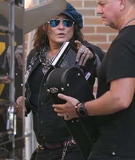 Imagen secundaria 2 - Johnny Depp saludando a sus fans