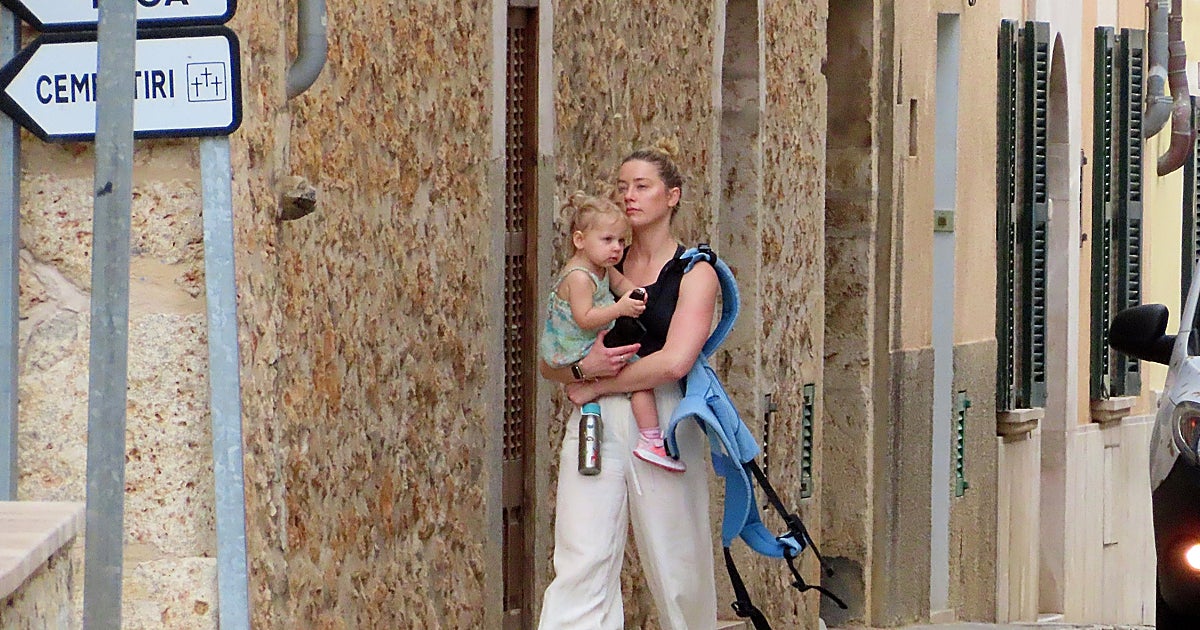 Amber Heard con su hija por las calles de Palma de Mallorca.