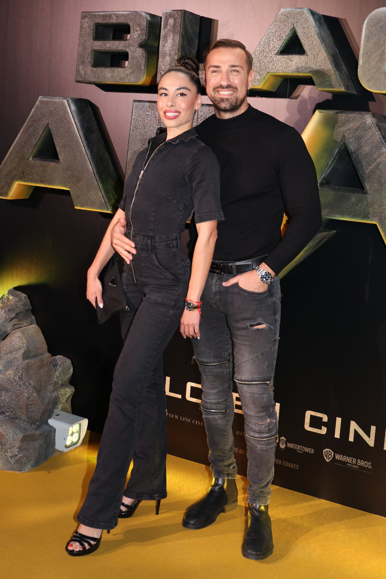 Rafa Mora y su novia Macarena Millan durante el photocall de la premier Black Adam