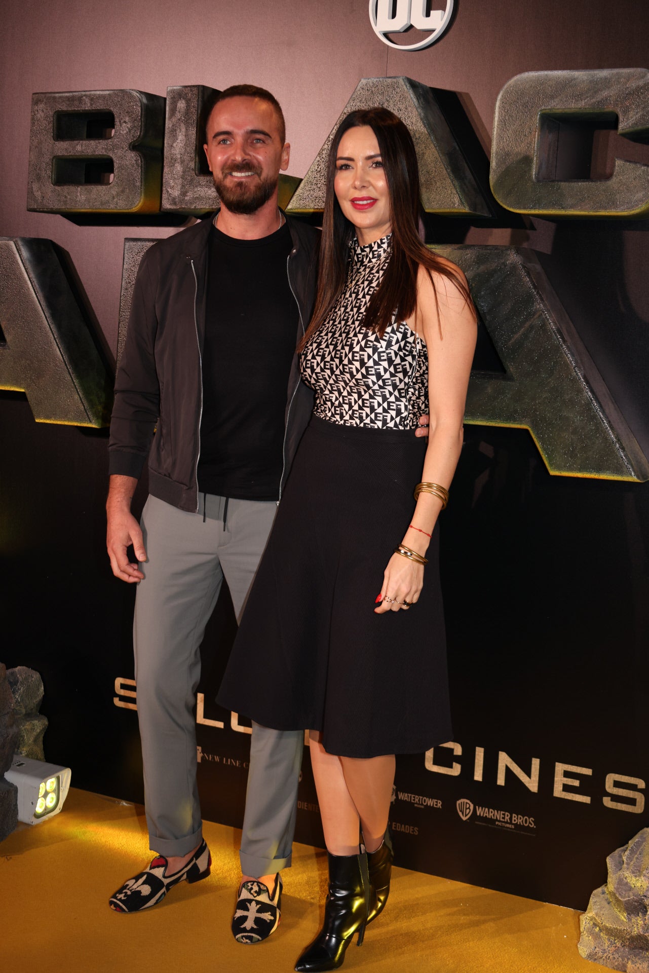 La modelo Vania Millán y el dr. Julián Bayón durante el photocall de la premier Black Adam