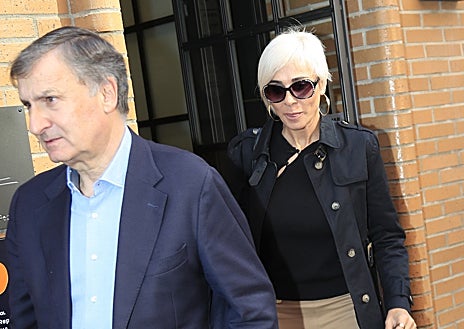 Imagen secundaria 1 - Ana María Aldón come con su representante