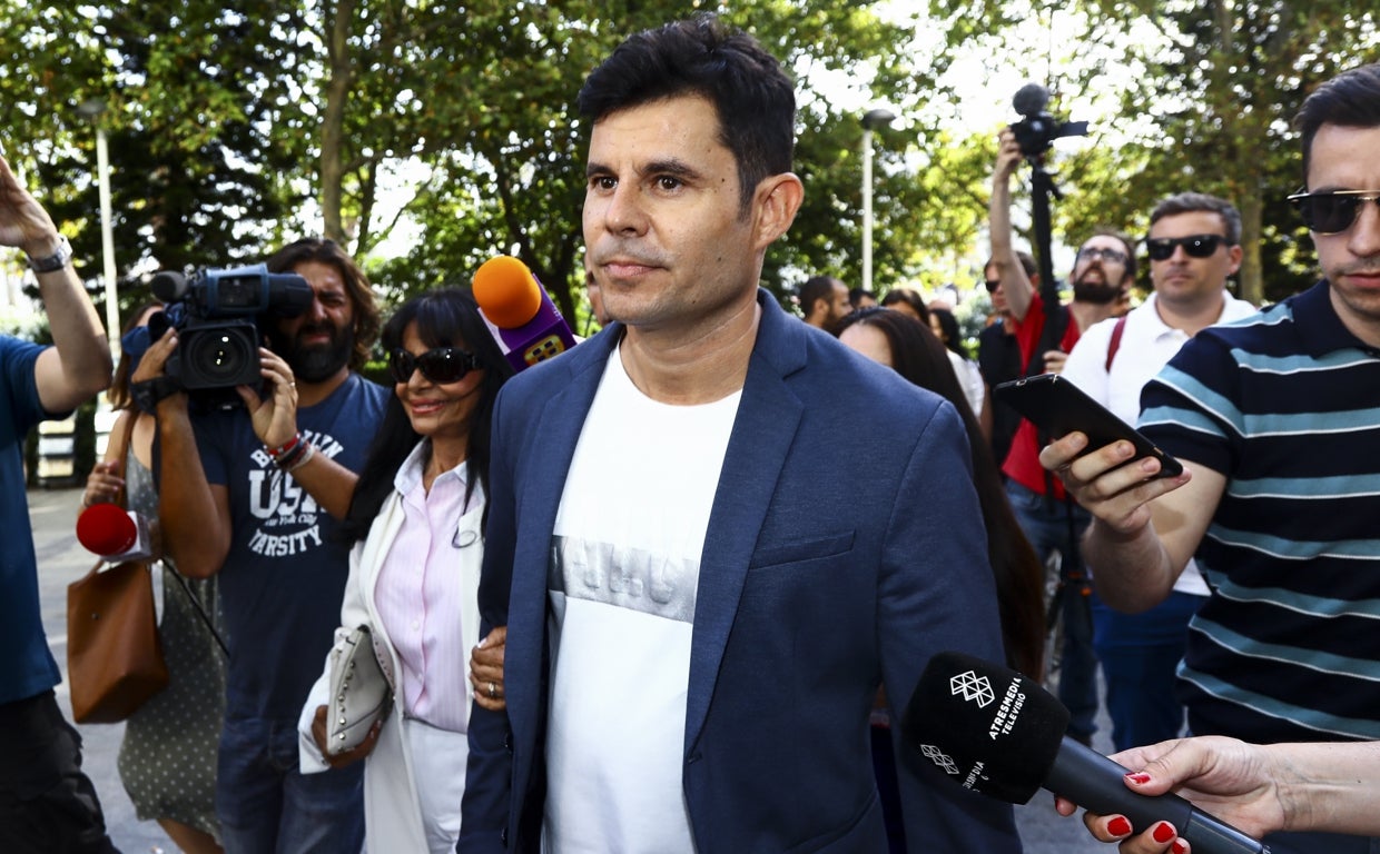 Javier Santos llegando a los juzgados de Valencia por la supuesta paternidad de Julio Iglesias