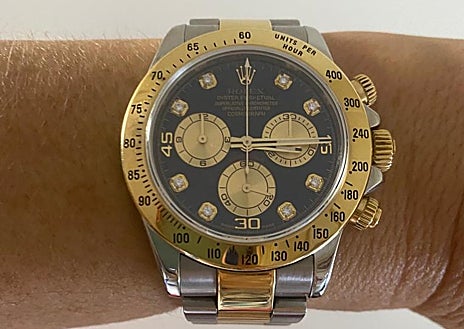 Imagen secundaria 1 - Leticia Sabater junto al reloj que le robaron y que ya ha podido recuperar