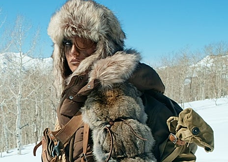 Imagen secundaria 1 - Algunas de las prendas de la colección de moda 'Royal Hunt' y el perfume que recibieron los invitados de la rueda de prensa