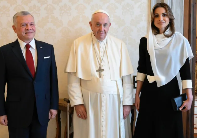 El Papa Francisco se salta el protocolo al despedirse de Rania de Jordania