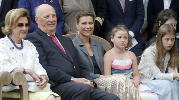 Los Reyes de Noruega junto a su hija y sus nietas