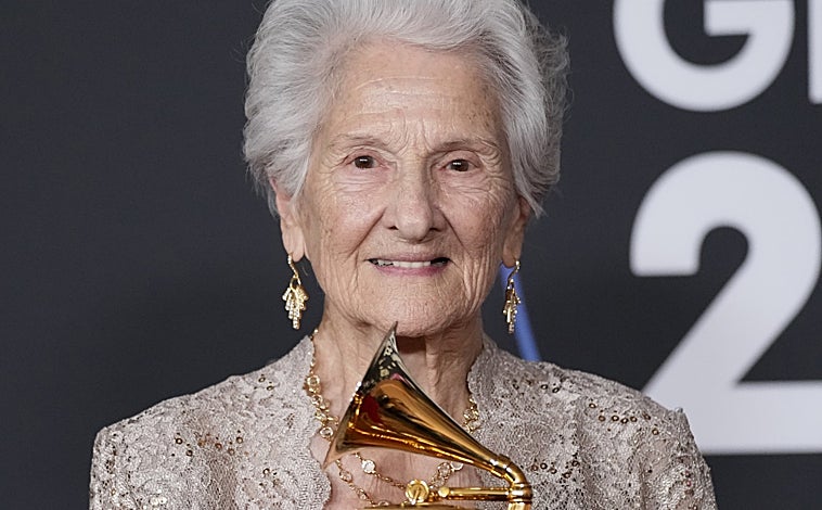 Imagen principal - Arriba; Ángela Álvarez. Izquierda; Sebatián Yatra. Derecha; Rosalía