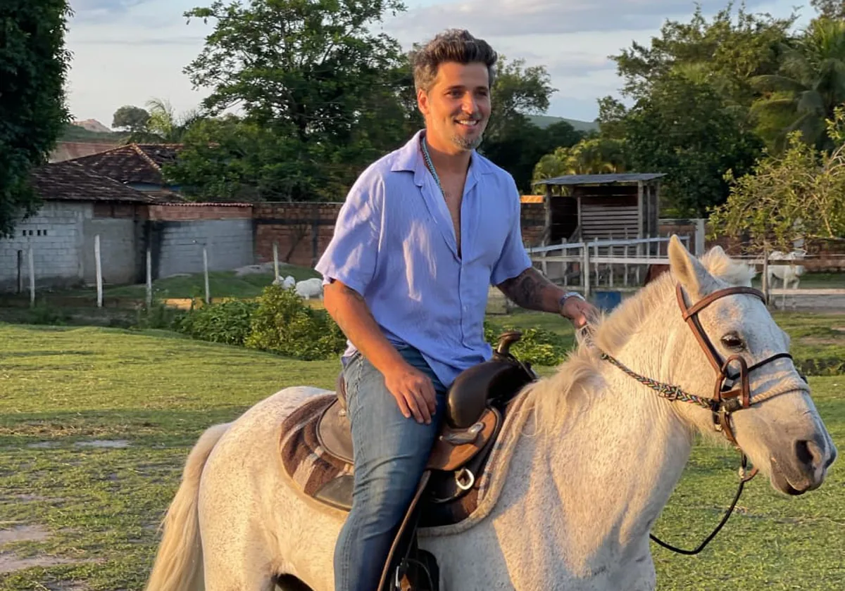 Bruno Gagliasso montando a caballo