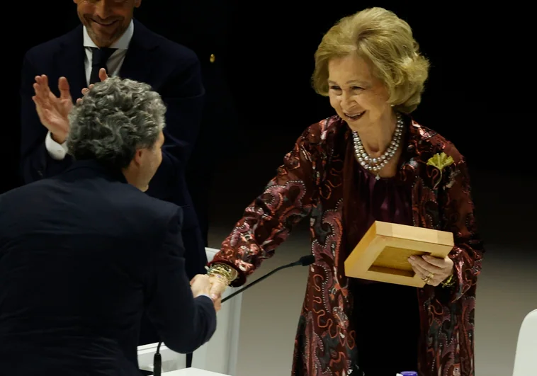 La Reina Sofía muestra su apoyo al arte y la cultura en los Premios BMW de Pintura