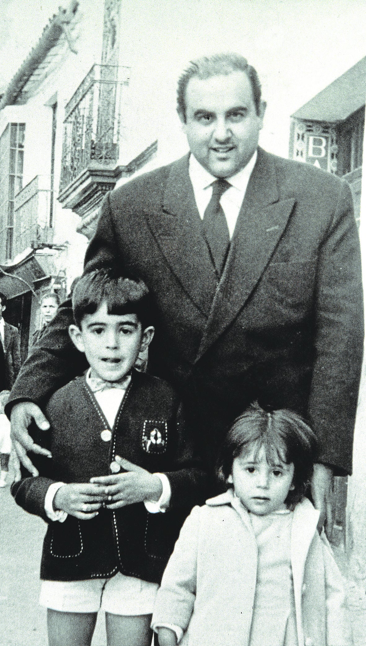 Imagen secundaria 2 - Arriba; Bernardo Pantoja con su segunda esposa, Junco. Izquierda: Anabel Pantoja a la llegada al tanatorio. Derecha: Isabel Pantoja, Bernardo Pantoja y su padre Juan Pantoja