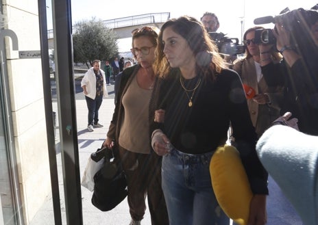 Imagen Secundaria 1 - Anabel Pantoja llega al tanatorio de Alcalá de Guadaira para despedirse de su padre, Bernardo Pantoja