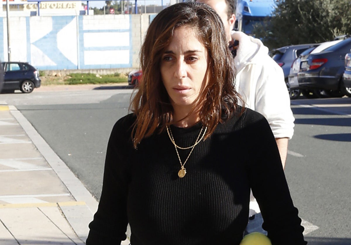 Anabel Pantoja a su llegada al tanatorio de Alcalá de Guadaira