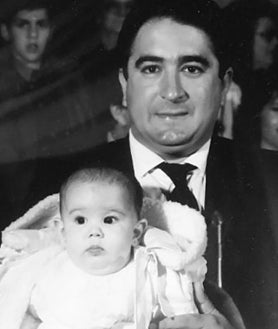 Imagen secundaria 2 - Arriba; Anabel Pantoja junto a su padre Bernardo y su primo Kiko Rivera. Abajo; la televisiva junto a su progenitor