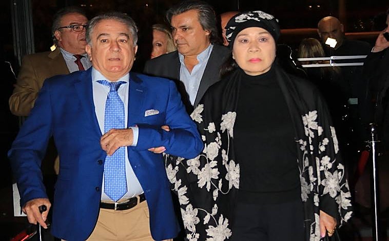 Imagen principal - Arriba; Bernardo Pantoja con su segunda esposa, Junco. Izquierda: Anabel Pantoja a la llegada al tanatorio. Derecha: Isabel Pantoja, Bernardo Pantoja y su padre Juan Pantoja