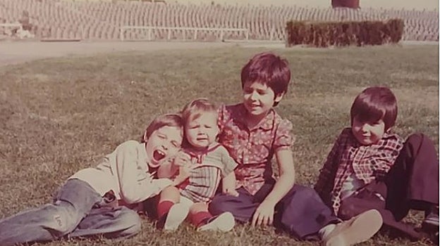 En la foto Sandra, la benjamina de los Barneda, junto a sus tres hermanos
