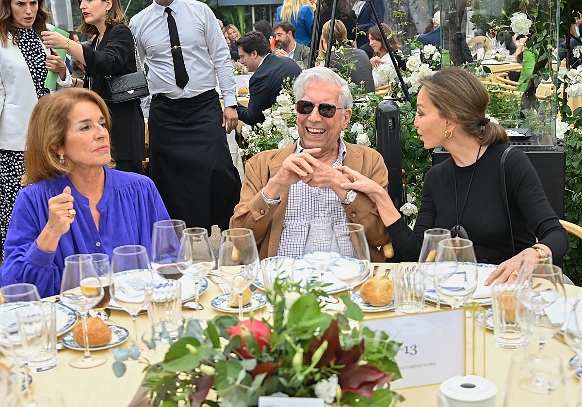 Ana Botella junto a Mario Vargas Llosa e Isabel Preysler el pasado 28 de octubre en un almuerzo