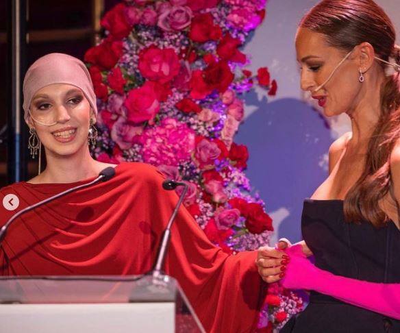 Eva González: El otro día reíamos juntas cuando me mandaste esta foto del 2019 porque eso nunca te faltó, la sonrisa más bonita. Esa que nos va a iluminar siempre a todos los que nos quedamos aquí, con la lección aprendida. Brilla desde tu estrella, esa a la que tú fiel escudera @emihupa puso tu nombre. Mi niña guerrera, TUS GANAS HAN GANADO. 