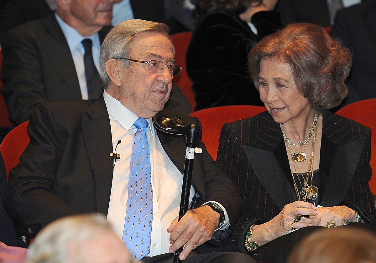 Constantino de Grecia junto a su hermana Doña Sofía