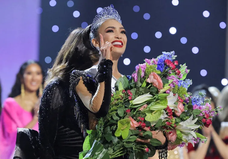 La estadounidense R'Bonney Gabriel logra la corona Miss Universo, flanqueada por latinas