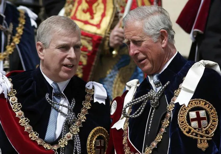 El Rey Carlos III echa al príncipe Andrés de Buckingham: «No es un miembro oficial, va por libre»