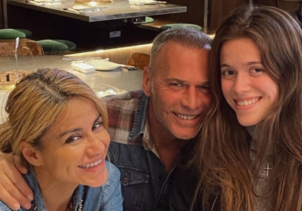 Mónica Hoyos, Carlos Lozano y su hija Luna en una comida en Madrid