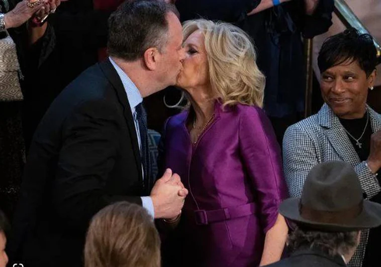 El polémico beso entre Jill Biden y el marido de la de la vicepresidenta, Kamala Harris