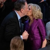 El polémico beso entre Jill Biden y el marido de la de la vicepresidenta, Kamala Harris