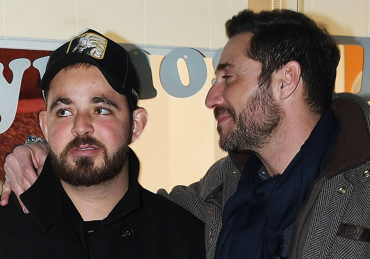 Antonio David Flores junto a su hijo David