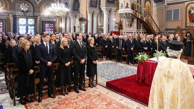 Doña Sofía y las infantas Elena y Cristina acuden a la liturgia funeraria en memoria de Constantino de Grecia