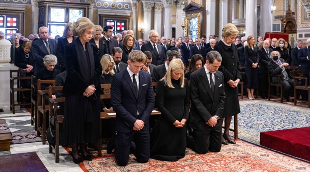 Doña Sofía y las infantas Elena y Cristina acuden a la liturgia funeraria en memoria de Constantino de Grecia