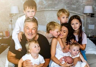 La defensa de la mujer de Alec Baldwin tras ser acusado de homicidio involuntario