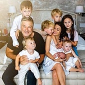 La defensa de la mujer de Alec Baldwin tras ser acusado de homicidio involuntario