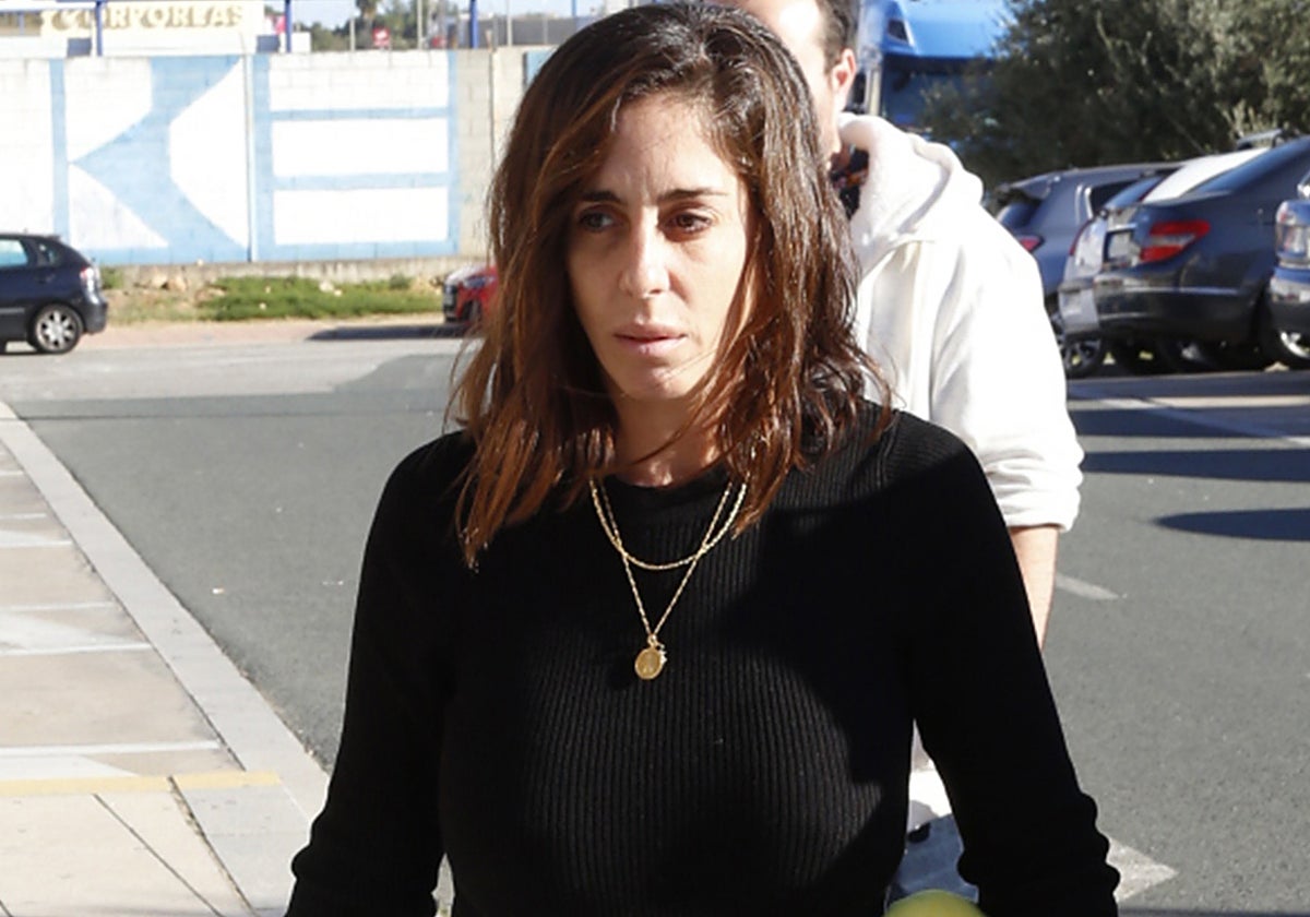 Anabel Pantoja llegando al entierro de su padre Bernardo