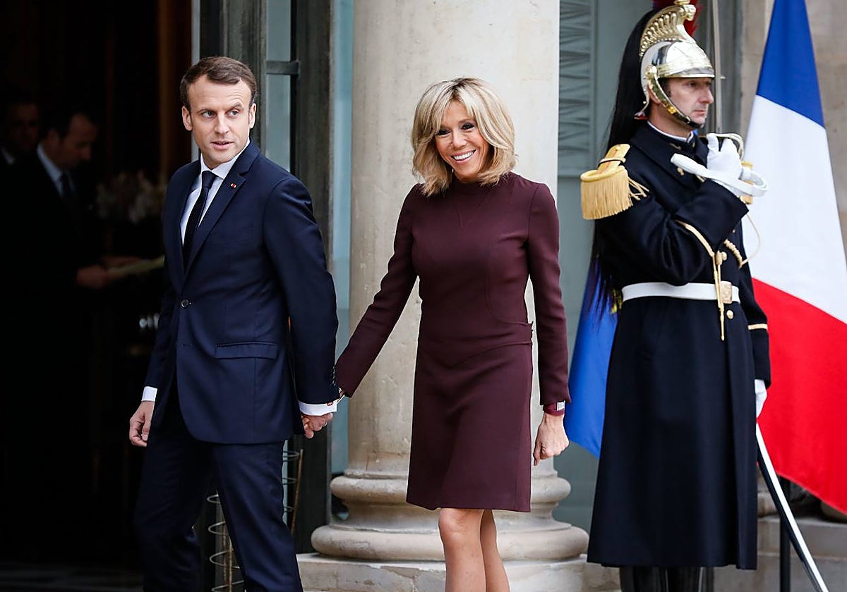 Emmanuel Macron junto a su esposa Brigitte