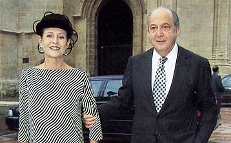 Imagen principal - Arriba; Cristina Macaya con Plácido Arango, al que estuvo unida durante 17 años. Izquierda; Cristina Macaya junto al sacerdote mallorquín y amigo Bartomeu Català. Derecha; El actor Michael Douglas