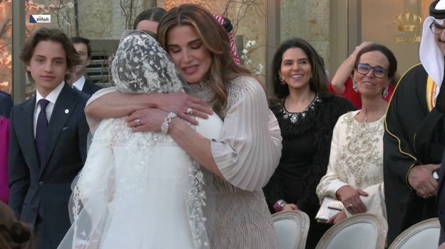 Rania de Jordania abraza a su hija el día de su boda