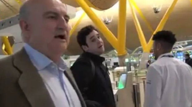 Nicolás Murga y Froilán en el aeropuerto rumbo a Abu Dabi.