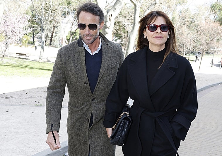 Familiares y amigos arropan a Lara Dibildos en la capilla ardiente de Laura Valenzuela