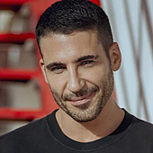 Miguel Ángel Silvestre evita un atraco en una tienda de lujo: salió corriendo detrás del ladrón