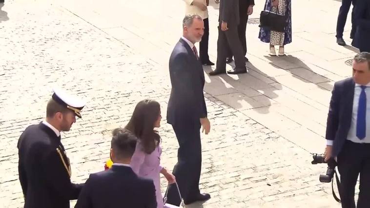 La Reina Letizia arrasa con un vestido lila 'made in Spain'