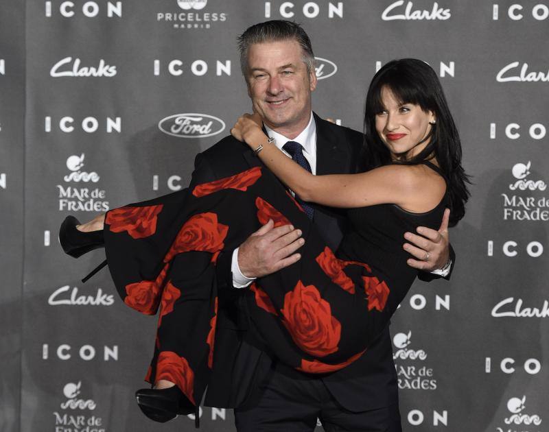 Alec Baldwin, en la imagen posando con su mujer Hilaria, tienen una numerosa familia de siete hijos. Su sexta hija, Lucía, nació por gestación subrogada meses después de que lo hiciera su hermano mayor.